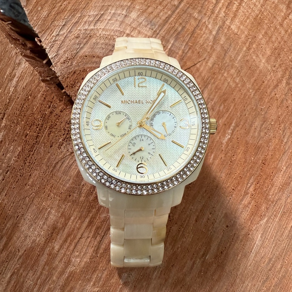 ⌚️ Michael Kors Gold and Cream Women's Watch with Crystal Embellishments.
